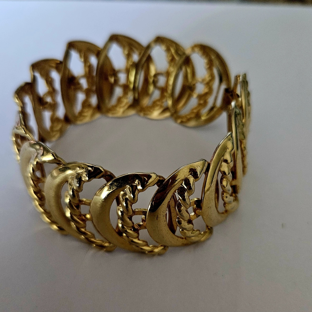 Elegant Gold Bracelet